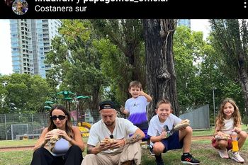papu gomez y su esposa festejaron navidad comiendo en la costanera