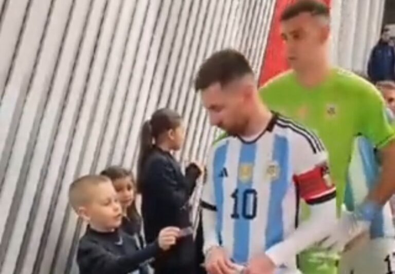 “Dibu” atajó con las figuritas que le regaló un nene a Lio Messi