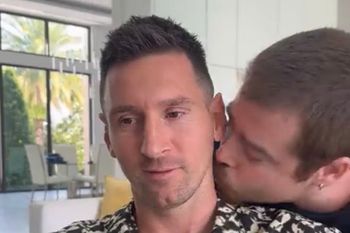 extranjeros se escandalizan por el beso de migue granados a lio messi