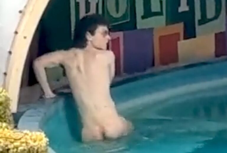 Escenas de desnudismo en Disney World de un joven en una atracción