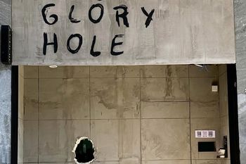 en san telmo, una cafeteria donde el cafe se sirve a traves de un agujero: glory hole