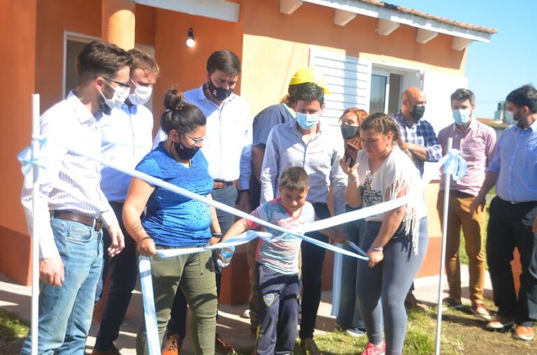 Agustín Simone entregó  16 viviendas en Olavarría