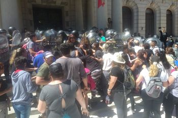 Empujones, golpes, gas pimienta arrojado por los uniformados y dos manifestantes aprehendidas durante la protesta frente al Municipio de Tandil (Foto ABC Hoy)