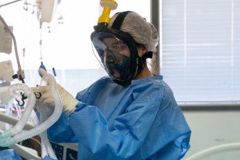 El Comité de Ética capacita a los médicos en caso de que tengan que decidir a qué paciente atender si colapsa el sistema de salud por el coronavirus.