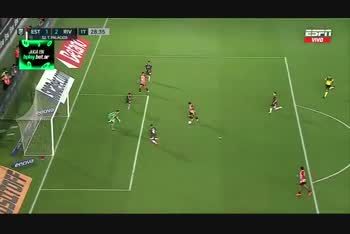 Tiago Palacios descontó ante River pero fue anulado por mano.