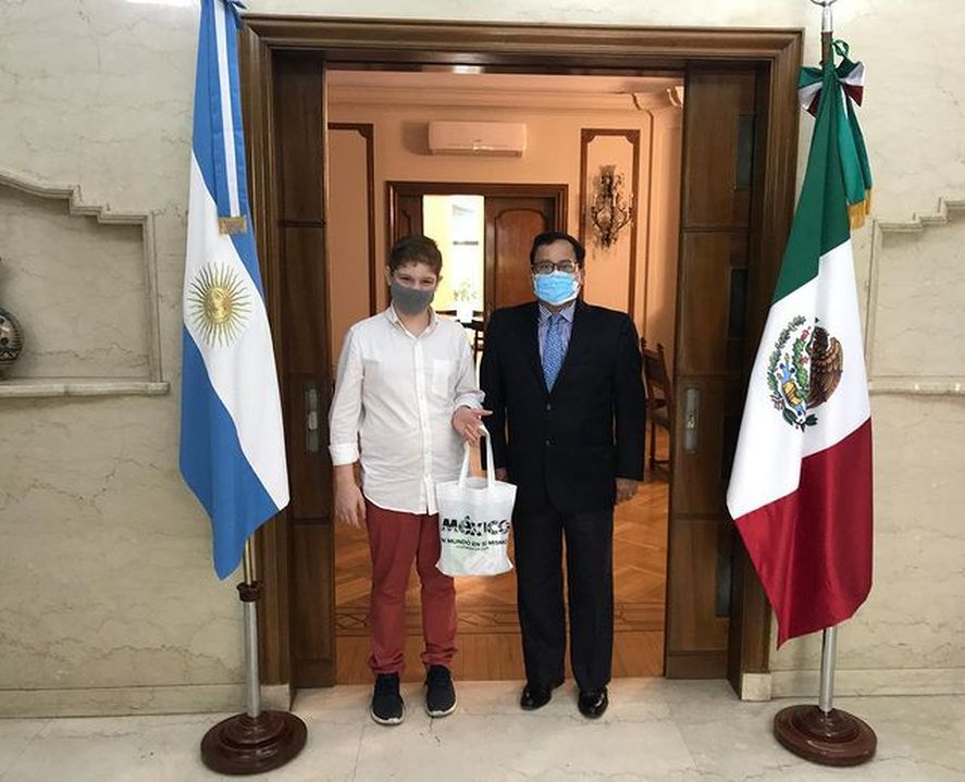 Timoteo durante su visita a la embajada de México