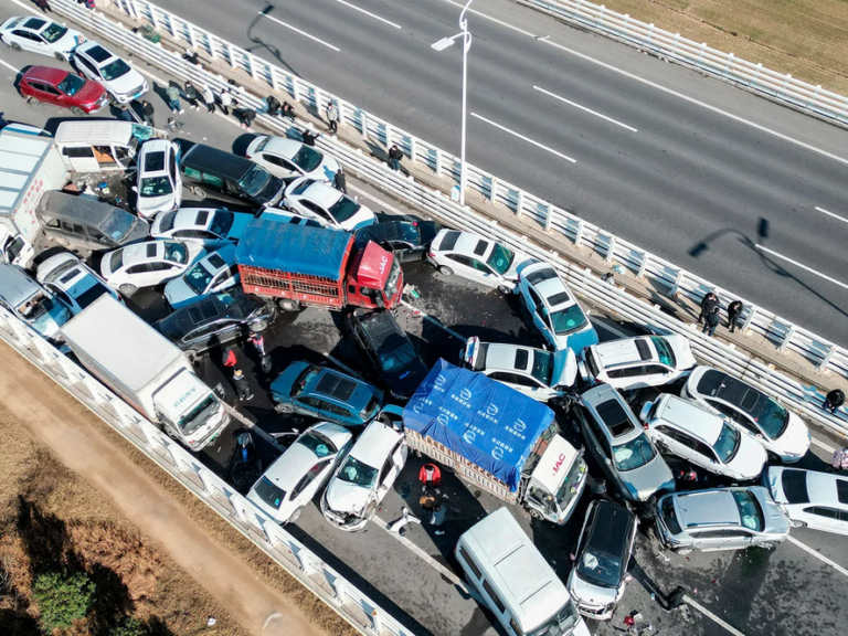 Inédito choque múltiple en China: 200 vehículos involucrados