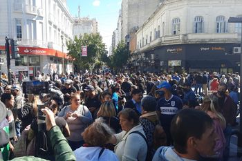 Vecinos protestaron contra el fallo de la megatoma de Los Hornos