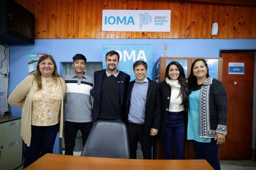 Tomás Barletta, delegado de IOMA junto a Axel Kicillof y la diputada nacional Agustina Propatto, en Zárate