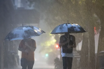 lunes con lluvias y tormentas en la provincia: como estara el tiempo hoy