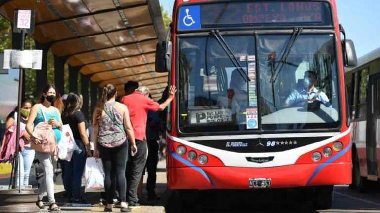 La Plata: los colectivos circularán con horario de verano a partir de mañana