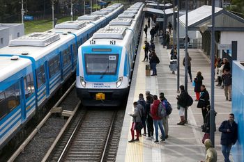 el tren sarmiento restablecio sus servicios, pero el roca continua con demoras