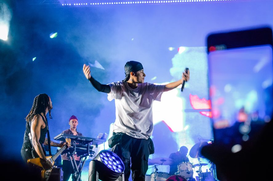 Trueno subió a puro freestyle junto a Gorillaz, anoche en Tecnópolis. 