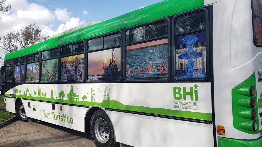 Turismo low cost en Bahía Blanca: el bus turístico de la ciudad brinda un servicio gratuito