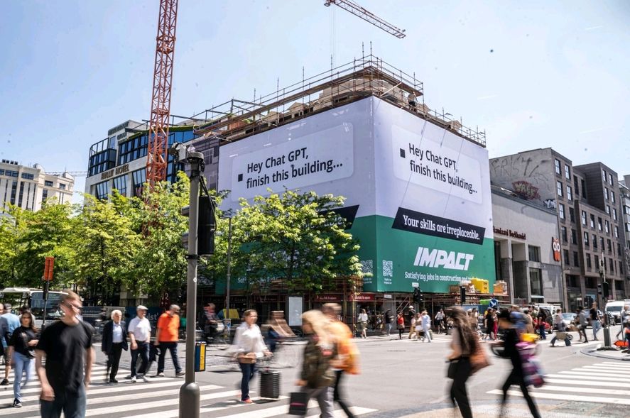 Una empresa belga, dedicada a seleccionar personal para la construcción, colocó en una tela que cubre una obra, un mensaje burlándose de la Inteligencia artificial Una empresa belga, dedicada a seleccionar personal para la construcción, colocó en una tela que cubre una obra, un mensaje burlándose de la Inteligencia artificial
