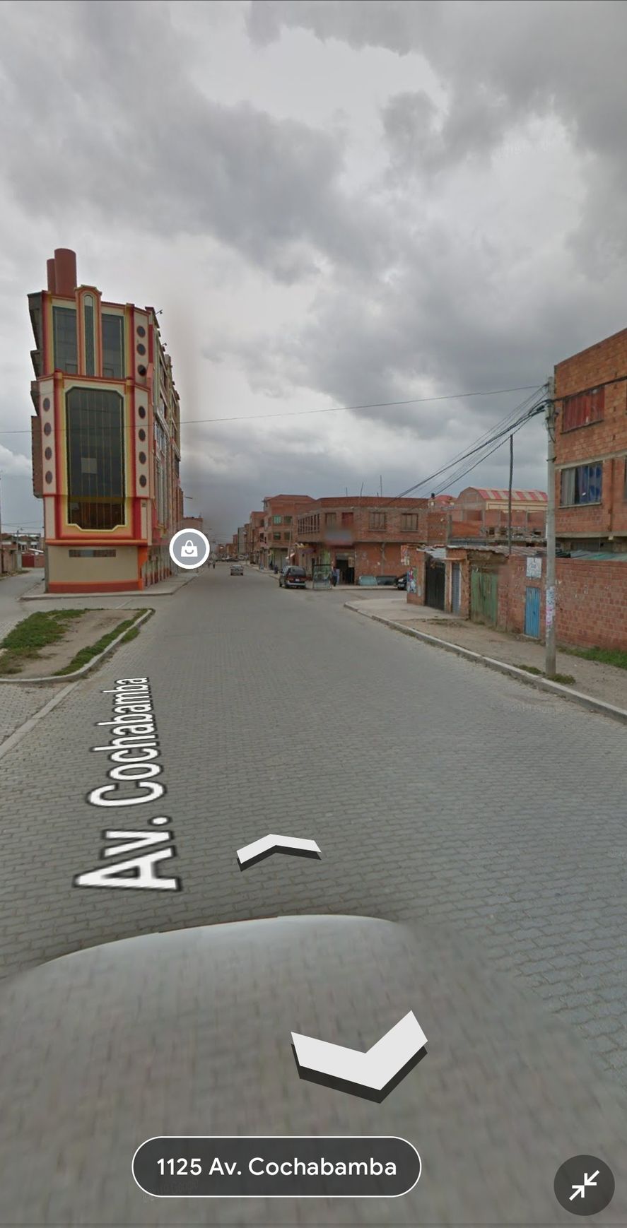 Una imagen de Google Street View que contrasta los "cholets" de Bolivia con el resto de las construcciones vecinas
