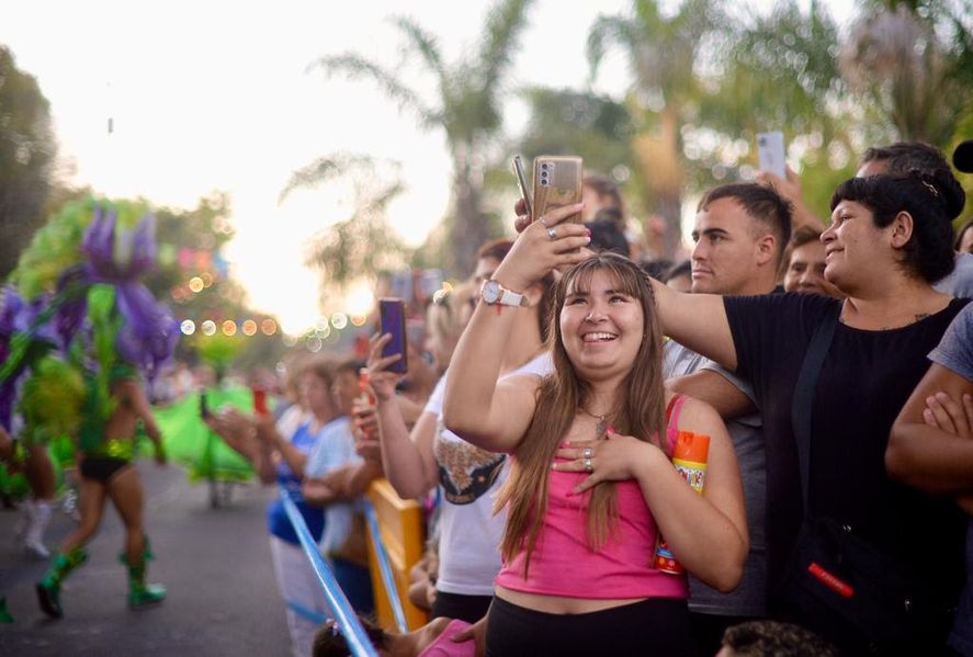 las familias se divirtieron con guerras de espuma y disfrutaron de un desfile de lujo.