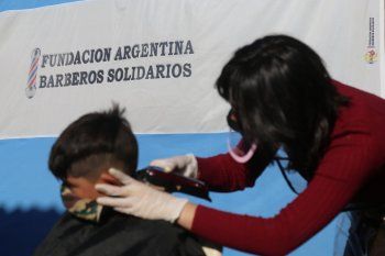 Peluqueros cortan el pelo gratis a los chicos debarrios populares