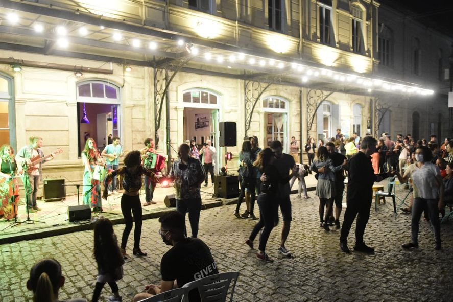 El barrio Meridiano V de La Plata, a puro baile