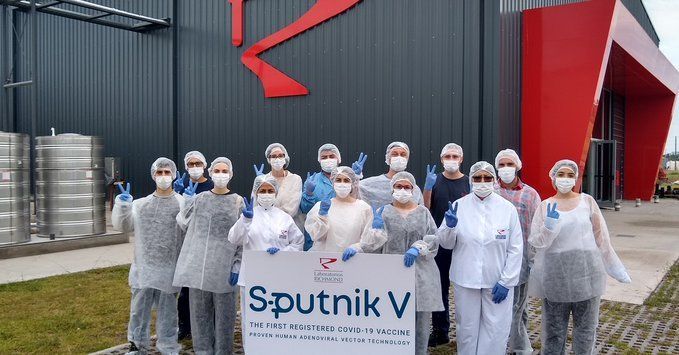 Científicos y científicas que realizaron el primer lote de la vacuna Sputnik V.I.D.A
