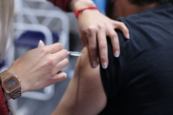 El plan de vacunación contra el coronavirus comenzó hace seis meses