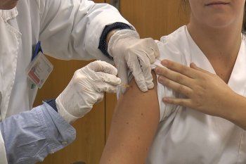 La Provincia descartó que la vacuna contra el coronavirus se aplique masivamente en la costa . 