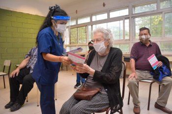 Los mayores de 70 años podrán recibir la primera dosis de la vacuna aunque no estén anotados en la campaña.