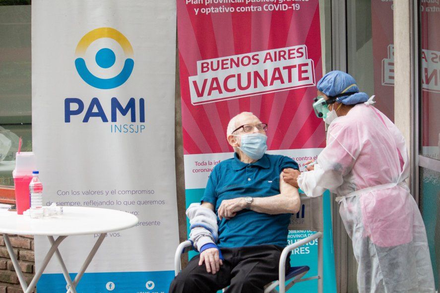 Primer adulto mayor en recibir la vacuna