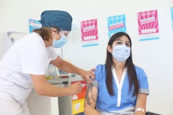 la oposicion le pide a axel kicillof usar las vacunas de la heladera