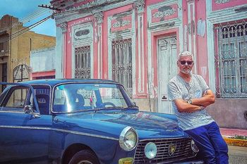 Pablo Delonghi, el ferroviario que recorre pueblos bonaerenses en su auto clásico y se convirtió en influencer.
