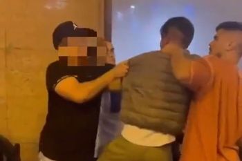 argentinos evitan robo en espana y el delincuente les grita racistas