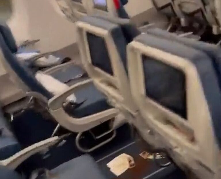 Hicieron volver a un avión ya en el aire por “popó” de un pasajero 