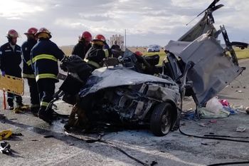 Así quedó el vehículo que trasladaba a la familia de San Fernando por la Ruta 2