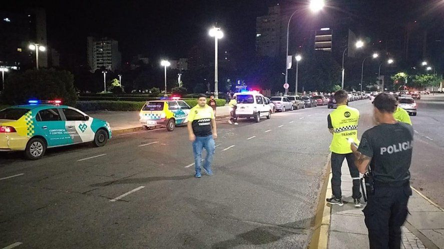 Tres fiestas clandestinas desalojadas en La Plata y operativo en parques y plazas