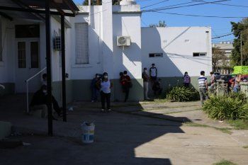 Largas filas en La Plata para hacerse el hisopado por coronavirus.
