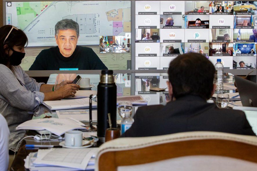 Axel Kicillof en diálogo con intendentes por más restricciones