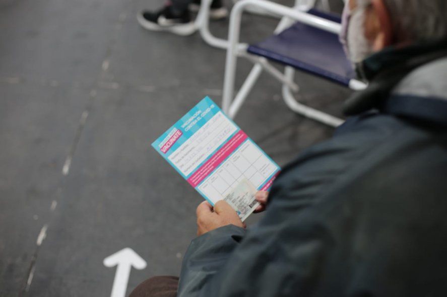 Carnet y DNI en mano. La ilusión de los bonaerenses a los que les toca el turno para recibir la vacuna contra el coronavirus.