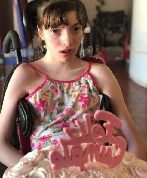 Milagros Da Giau es una adolescente de 16 años con parálisis cerebral, para continuar con sus tratamientos necesita recibir la vacuna Pfizer. 
