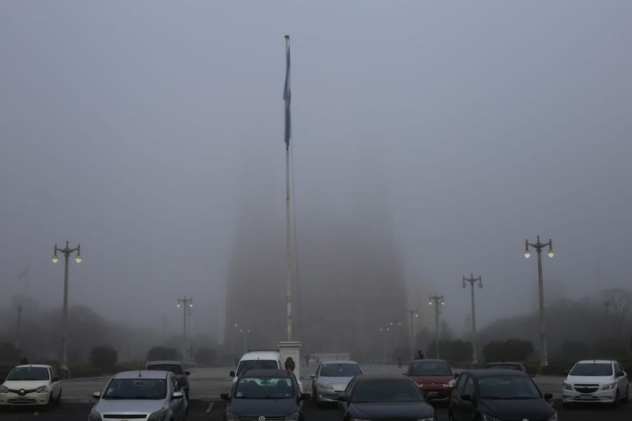 La niebla se apoderó de la Plaza Moreno y la Catedral casi no se ve.