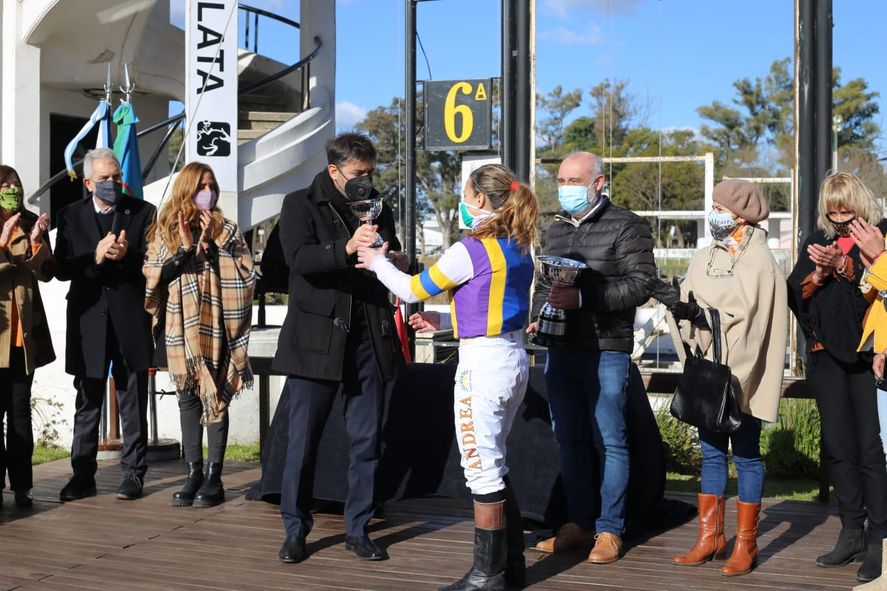 Carlos Bianco entregó el premio a Andrea Soledad Marinhas, la jockey ganadora del Gran Premio con la yegua La Murguita.