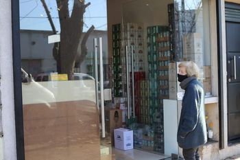 la plata: el dueno de una vinoteca persiguio a dos delincuentes tras ser asaltado