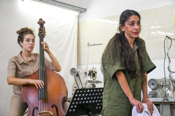una carcel de mujeres presento una obra sobre violencia de genero