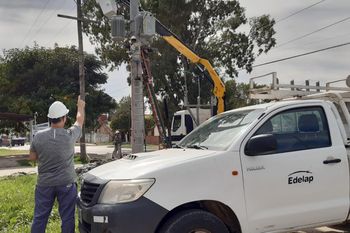 Berisso: EDELAP renovó columnas y postes