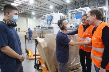 Diego Santilli y Julio Garro, de recorrida por el parque industrial de La Plata.