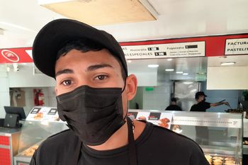 armado con dos pistolas, arrojo una mochila al piso y dijo carguenla con plata