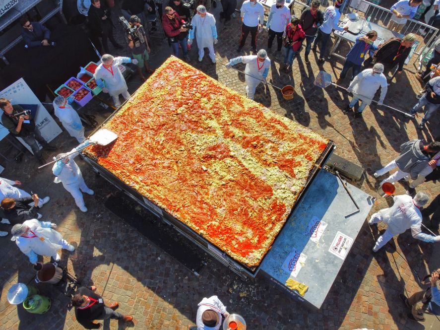 La imponente imagen de la milanesa napolitana más grande del mundo