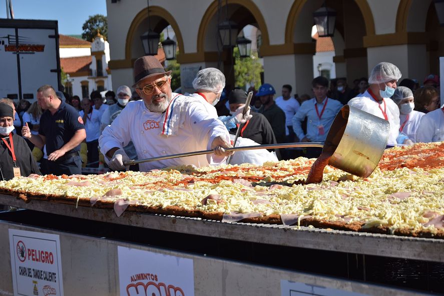 Entran las cacerolas con salsa para la napolitana