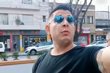 La policía amenazó y detuvo a dos estudiantes de secundaria. En la foto, uno de los efectivos, de civil, que actuó en la situación
