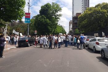 Al tiempo que el gobernador Axel Kicillof realizaba anuncios en materia de salud, profesionales del Hospital de Niños fueron a reclamar por las condiciones.