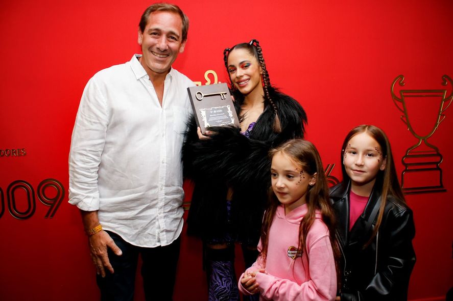 Tini junto a Julio Garro en la entrega de la llave de la ciudad de La Plata. 